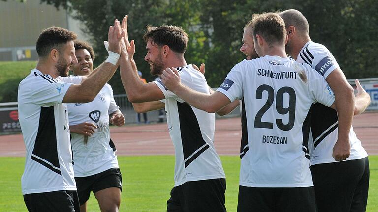 Läuft bei den Schweinfurtern: Die FC-05-Spieler (von links) Adrian Istrefi, Dominik N'gatie, Severo Sturm, Kristian Böhnlein (verdeckt), Fabio Bozesan und Adam Jabiri beim Jubel.