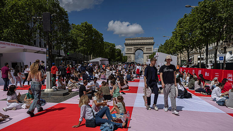 Riesenpicknick in Paris.jpeg       -  Bei dem riesigen Picknick verhüllte eine Decke mit rot-weißen Karos den Asphalt der Champs-Élysées.