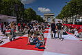 Riesenpicknick in Paris.jpeg       -  Bei dem riesigen Picknick verhüllte eine Decke mit rot-weißen Karos den Asphalt der Champs-Élysées.