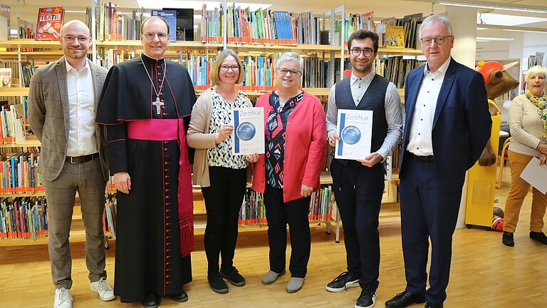 Verleihung der goldenen Bücherei-Siegel, von links Elias Huisl (Leiter Büchereifachstelle Würzburg), Weihbischof Paul Reder, Susanne Tonn und Ingeborg Götz (beide Bücherei Werneck), Nino Beck (Bücherei Heidenfeld, Bernhard Schweßinger (Leiter des Bereichs Medien des Bischöflichen Ordinariats Würzburg).