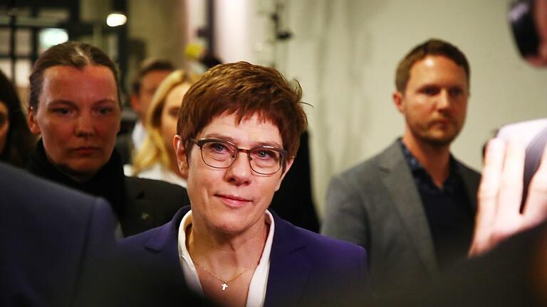 Kramp-Karrenbauer       -  Annegret Kramp-Karrenbauer auf dem Weg zu einer gemeinsamen Sitzung der Thüringer CDU-Landtagsfraktion und des Landesvorstandes.