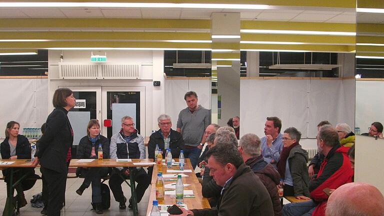 Welcher ist der beste Schulcampus? Im Alten Kaufhaus in Hammelburg entstand ein reger Meinungsaustausch mit den zahlreichen Besuchern der Podiumsdiskussion.  Winfried Ehling       -  Welcher ist der beste Schulcampus? Im Alten Kaufhaus in Hammelburg entstand ein reger Meinungsaustausch mit den zahlreichen Besuchern der Podiumsdiskussion.  Winfried Ehling