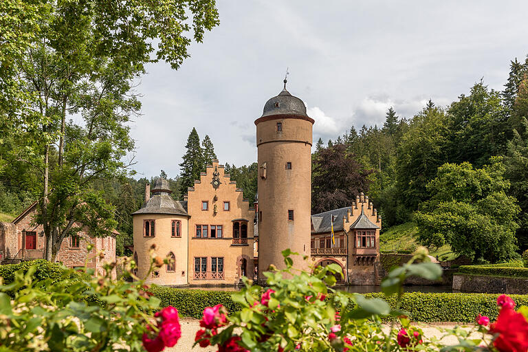 Das Wasserschloss Mespelbrunn liegt zwischen Aschaffenburg und Würzburg in einem abgelegenen Seitental des Elsava-Tals im Spessart. Die Anlage ist seit dem frühen 15. Jahrhundert im Besitz der Familie Echter von Mespelbrunn.