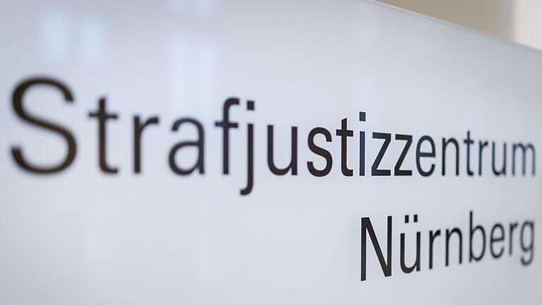 ASB-Führungskräfte wegen Millionenbetrugs vor Gericht       -  Die Angeklagte soll zusammen mit ihrem Sohn 1.500 Euro beschafft haben, um damit jemanden zum Mord an der neuen Lebensgefährtin ihres Mannes zu beauftragen. (Archivbild)