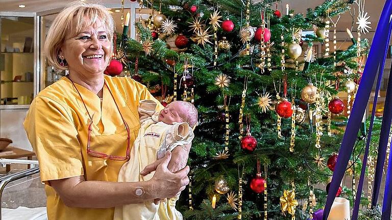 Christkind und Geburtshelferin an Weihnachten: Eva-Maria Gal (hier mit Milan) ist Hebamme am St. Josef-Krankenhaus – und selbst am 24. Dezember geboren. Christkind und Geburtshelferin an Weihnachten: Eva-Maria Gal (hier mit Milan) ist Hebamme am St. Josef-Krankenhaus – und selbst am 24. Dezember geboren.
