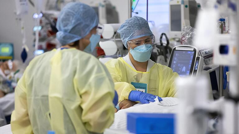 Symbolfoto: Pflegepersonal kümmert sich um Corona-Patienten auf einer Intensivstation. Symbolfoto: Pflegepersonal kümmert sich um Corona-Patienten auf einer Intensivstation.