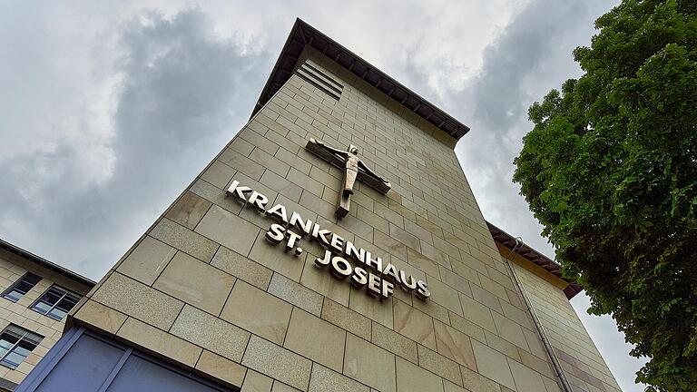 Die Intensivstation des St. Josef Krankenhaus hat insgesamt 14 Betten. Die Intensivstation des St. Josef Krankenhaus hat insgesamt 14 Betten.
