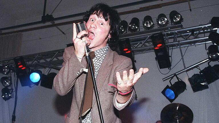 Vor seiner Zeit als Bürgermeister: Die Gerolzhöfer Band ' A Felony' um Sänger Thorsten Wozniak gewann im Jahr 2006 das Bayerische Landesrock- und Popfestival in Ochsenfurt. Vor seiner Zeit als Bürgermeister: Die Gerolzhöfer Band ' A Felony' um Sänger Thorsten Wozniak gewann im Jahr 2006 das Bayerische Landesrock- und Popfestival in Ochsenfurt.