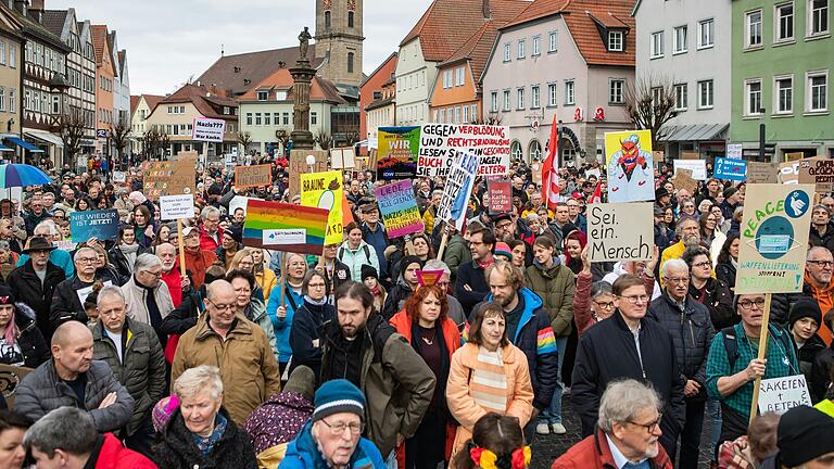 2000 Menschen nahmen am Samstag an einer Demonstration für Demokratie und Freiheit durch Bad Neustadt teil.