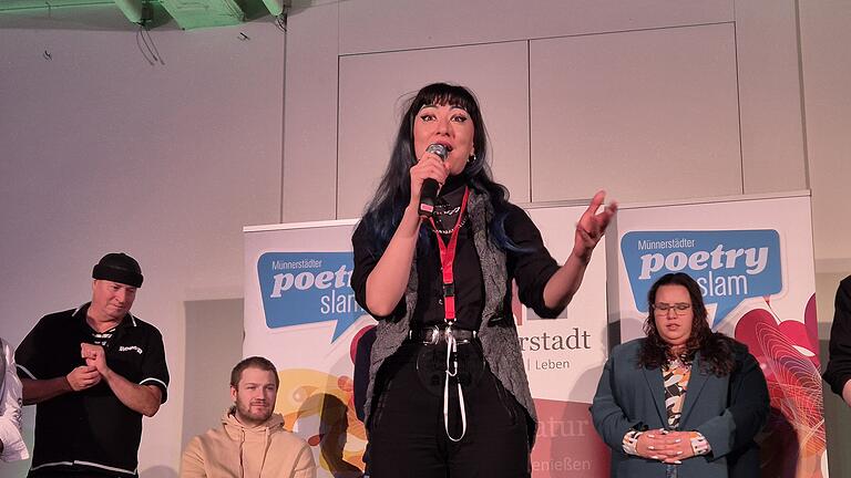 Aileen Schneider wurde zur Siegerin des siebten Poetry-Slams in Münnerstadt gekürt.       -  Aileen Schneider wurde zur Siegerin des siebten Poetry-Slams in Münnerstadt gekürt.