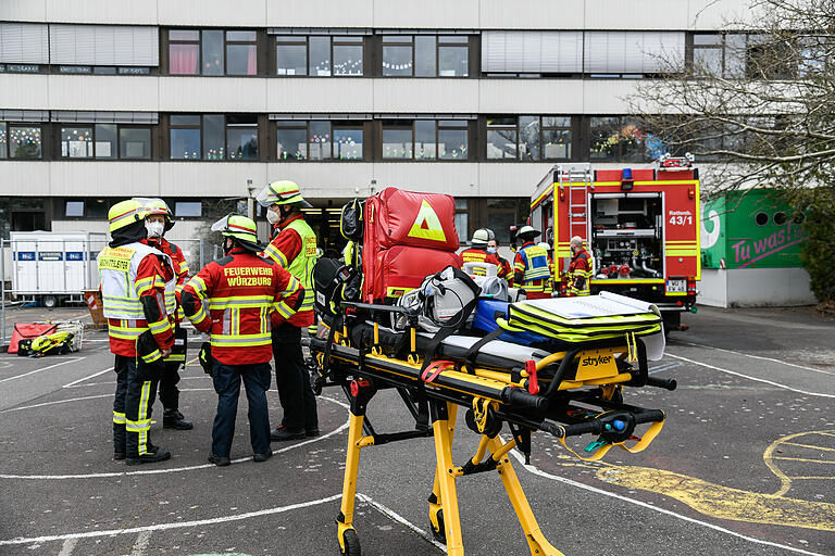 Ein Brand an der Grundschule Heuchelhof in Würzburg hat einen Großeinsatz von Einsatzkräften ausgelöst. Ein Brand an der Grundschule Heuchelhof in Würzburg hat einen Großeinsatz von Einsatzkräften ausgelöst. 