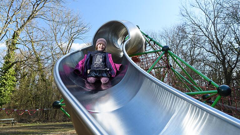 Auf dem Spielplatz an der Frankenwarte in Würzburg gibt es für die Kleinen allerhand zu entdecken.