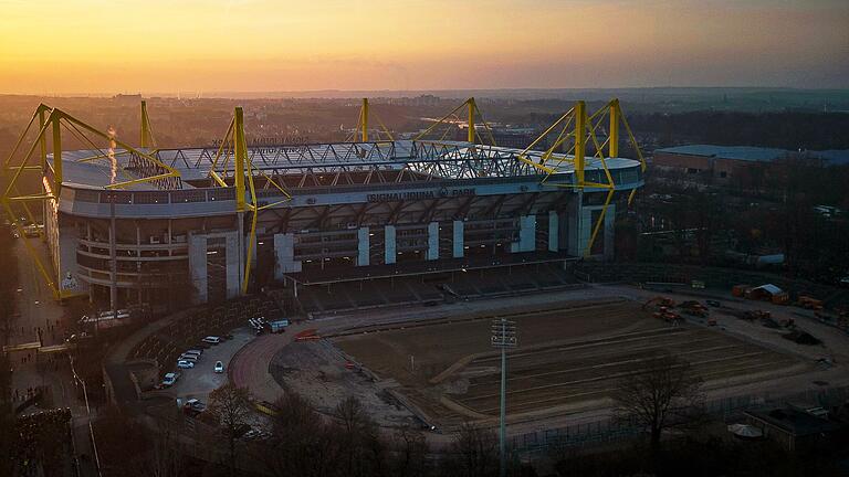 Rote Erde.jpeg       -  In den größten Stadien Deutschlands finden eine Menge fußballbegeisterte Menschen Platz.