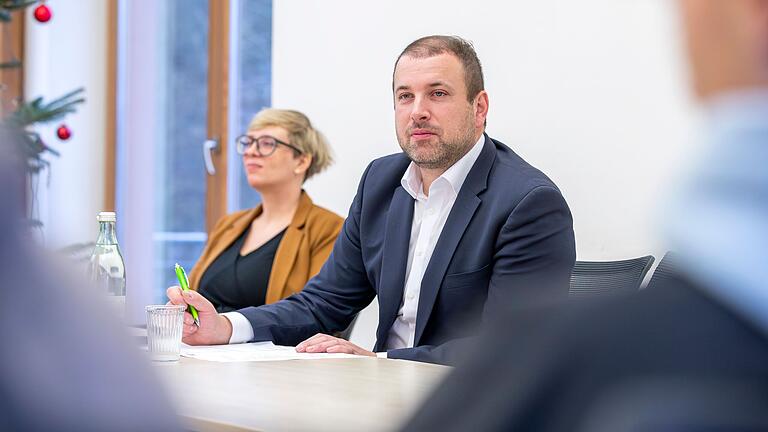 Schonungens Bürgermeister Stefan Rottmann leitete die fiktive Ratssitzung mit den Schülerinnen und Schülern der Realschule im Gemeindesaal.