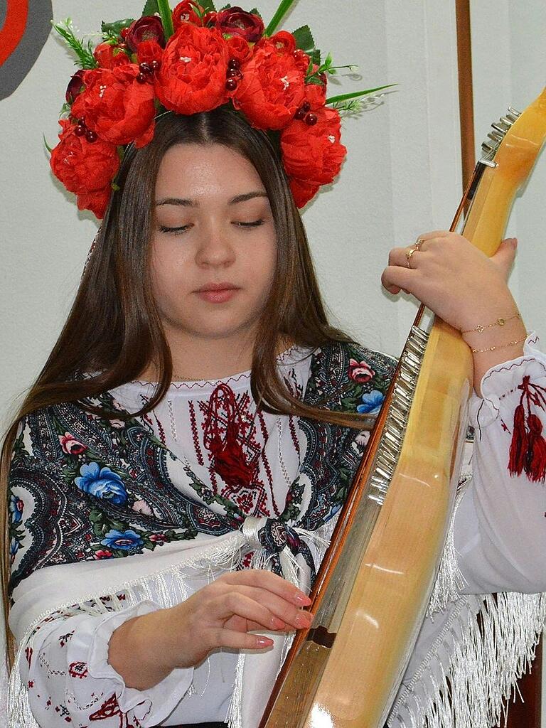 Einen musikalisch-gesanglichen Beitrag mit einem ukrainischen Weihnachtslied hatte Veronika Handziuk aus der Klasse 9cM bei der Amtseinführung von Tanja Bähr parat. Einen musikalisch-gesanglichen Beitrag mit einem ukrainischen Weihnachtslied hatte Veronika Handziuk aus der Klasse 9cM bei der Amtseinführung von Tanja Bähr parat.