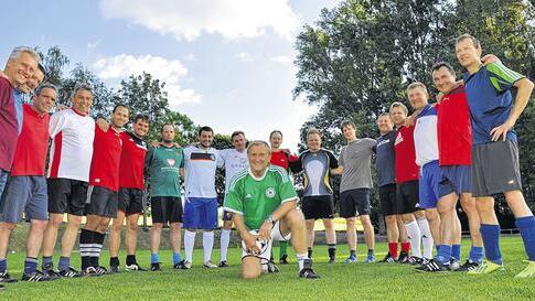 Hauptsache Spaß: Das ist das Ziel der AH Hofheimer Land mit ihrem Trainer Klaus Werner (im Vordergrund), wenn die Mannschaft am Samstag in Rügheim gegen die Uwe-Seeler-Traditionsmannschaft antritt.