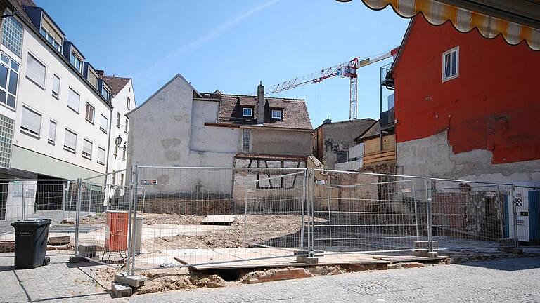 Wie eine Zahnlücke im Gebiss der Altstadt wirkt das Abrissgelände des einstigen Marktcafés in Kitzingen. Rechtzeitig zum Tag der Franken soll das Areal nahe des Rathauses verhüllt und die Planen künstlerisch gestaltet werden. Wie eine Zahnlücke im Gebiss der Altstadt wirkt das Abrissgelände des einstigen Marktcafés in Kitzingen. Rechtzeitig zum Tag der Franken soll das Areal nahe des Rathauses verhüllt und die Planen künstlerisch gestaltet werden.