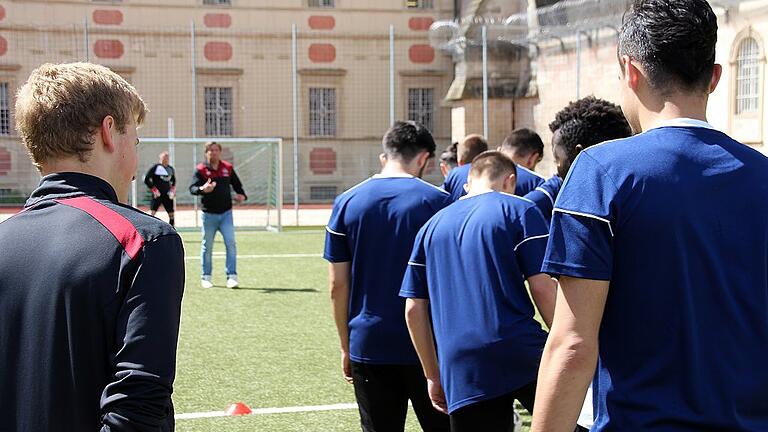 DIE JVA Ebrach wurde in das Programm &bdquo;Anstoß für ein neues Leben&ldquo; der DFB-Stiftung Sepp Herberger aufgenommen. Jetzt fand hinter Gittern unter Leitung von Club-Jugendtrainer Michael Wimmer des Auftakttraining von U17-Nachwuchstalenten des 1. FC Nürnberg mit den elf ausgewählten Häftlingen statt.