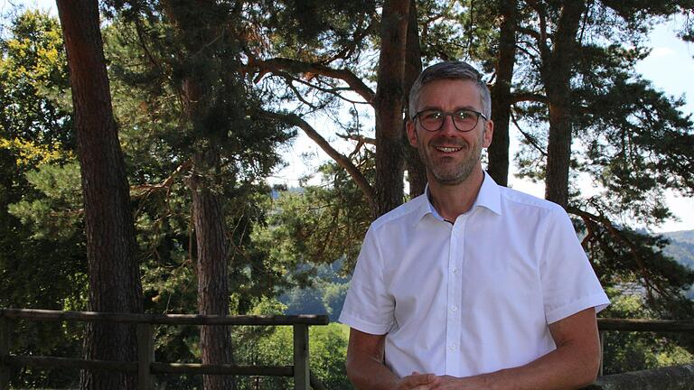 An der Edelruh blickt Jochen Vogel auf den Beginn seiner Amtszeit als Bad Brückenauer Bürgermeister zurück. Foto: Ulrike Müller       -  An der Edelruh blickt Jochen Vogel auf den Beginn seiner Amtszeit als Bad Brückenauer Bürgermeister zurück. Foto: Ulrike Müller