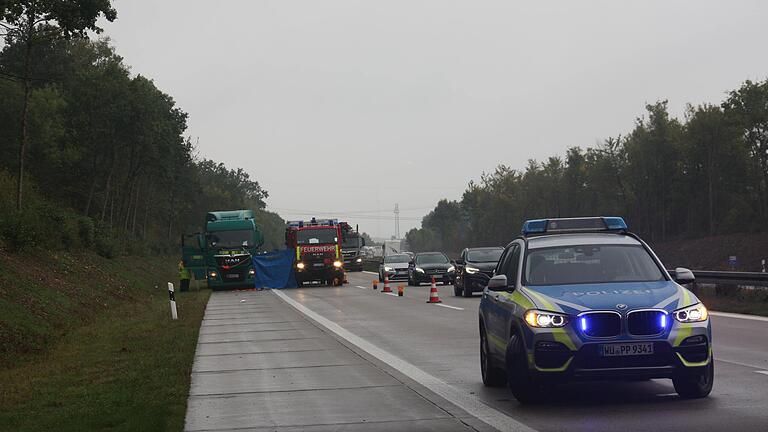 Auf der A 7 zwischen den Anschlussstellen Kitzingen und Marktbreit ist am Montagvormittag ein Lastwagenfahrer bei einem Unfall ums Leben gekommen. Der 61-Jährige hatte mit seinem Sattelzug auf dem Seitenstreifen angehalten und befand sich außerhalb der Fahrzeugkabine, als ein vorbeifahrender Lastwagen das stehende Fahrzeug touchierte. Dabei wurde auch dessen Fahrer erfasst und so schwer verletzt, dass er noch am Unfallort starb.