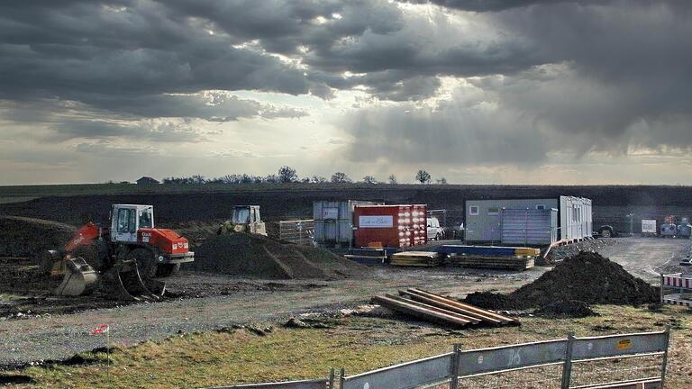 Die Vorbereitungen für die Erschließung des Gewerbeparks Poppenlauer haben  bereits begonnen. Der Marktgemeinderat brachte die Änderung des  Flächennutzungsplans und des Bebauungsplans auf den Weg. Foto: Dieter Britz                                                                                                                                                                                                                                                                                         ...       -  Die Vorbereitungen für die Erschließung des Gewerbeparks Poppenlauer haben  bereits begonnen. Der Marktgemeinderat brachte die Änderung des  Flächennutzungsplans und des Bebauungsplans auf den Weg. Foto: Dieter Britz