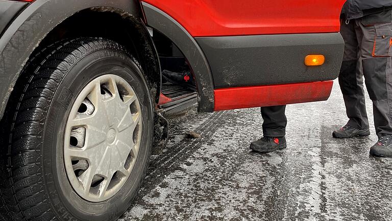 Vorsicht war geboten am Montagmorgen - für Autofahrer wie für Lieferanten. Der Eisregen bereitete auch in Rhön-Grabfeld Probleme. Bei den Schulbussen fiel aber nur eine Fahrt aus.