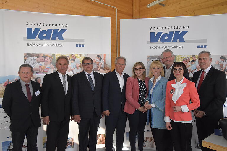 Viele Redner zu Beginn der 2. VdK Gesundheitstage, v.l. VdK-Kreisvorsitzender Bad Mergentheim Werner Seeger, VdK-Geschäftsführer Hans-Josef Hotz, VdK-Kreisvorsitzender Tauberbischofsheim Kurt Weiland, Schirmherr Landrat Reinhard Frank, MdB Nina Warken, Festrednerin MdB Karin Maag, MdB Alois Gerig, Sozialdezernentin Elisabeth Krug, Grünsfelds Bürgermeister Joachim Markert Viele Redner zu Beginn der 2. VdK Gesundheitstage, v.l. VdK-Kreisvorsitzender Bad Mergentheim Werner Seeger, VdK-Geschäftsführer Hans-Josef Hotz, VdK-Kreisvorsitzender Tauberbischofsheim Kurt Weiland, Schirmherr Landrat Reinhard Frank, MdB Nina Warken, Festrednerin MdB Karin Maag, MdB Alois Gerig, Sozialdezernentin Elisabeth Krug, Grünsfelds Bürgermeister Joachim Markert