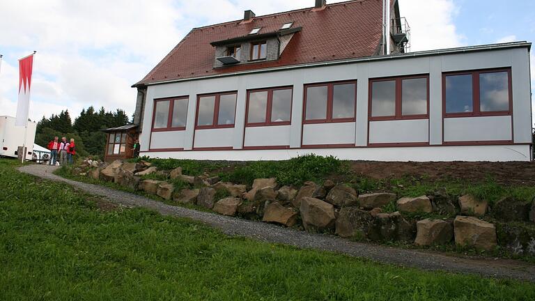 Inzwischen hat das Karl-Straub-Haus des Rhönklub-Zweigvereins Würzburg einen großen Anbau bekommen. Inzwischen hat das Karl-Straub-Haus des Rhönklub-Zweigvereins Würzburg einen großen Anbau bekommen.