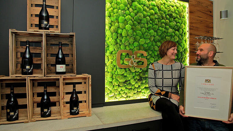 Einen geeigneten Platz neben den Weinen des Weingutes Geiger & Söhne für den erstmalig errungenen Staatsehrenpreis suchen Julia und Gunter Geiger in ihrer neuen Vinothek. Einen geeigneten Platz neben den Weinen des Weingutes Geiger & Söhne für den erstmalig errungenen Staatsehrenpreis suchen Julia und Gunter Geiger in ihrer neuen Vinothek.