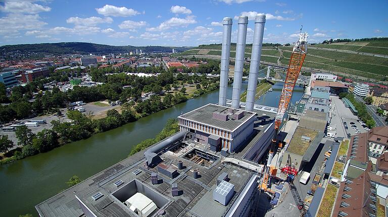 Aus der Luft betrachtet: Das Heizkraftwerk an der Friedensbrücke in Würzburg.