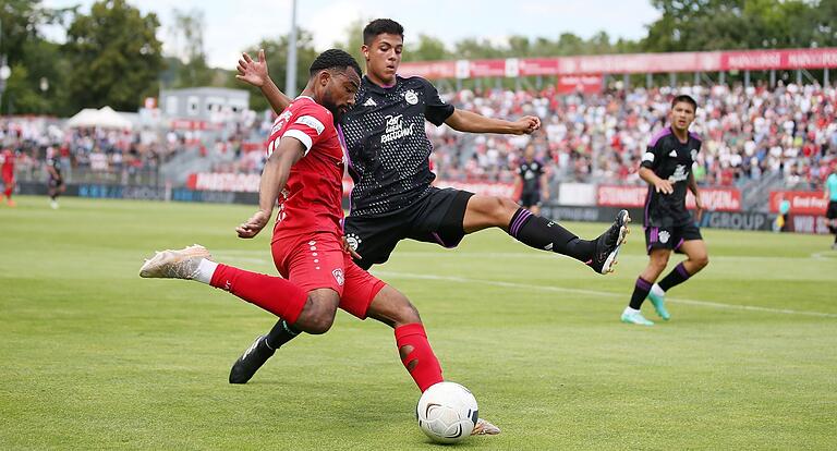 Kickers-Akteur Fabrice Montcheu (links) im Zweikampf mit dem Münchner Matteo Perez Vinlöf.