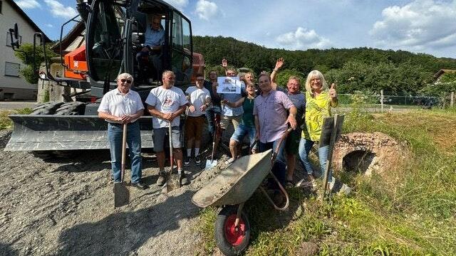 Der Startschuss für den Bau des Dorfgemeinschaftshauses in Rottenstein erfolgte mit dem Spatenstich. Am Schubkarren: Bürgermeister Dieter Möhring.