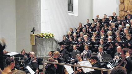 Dirigentin Karin Riegler hatte immer alle ihre Akteure im Griff: Ein Riesenprojekt ist mit dem „Paulus“ von Felix Mendelssohn-Bartholdy herrvorragend gemeistert worden. Die Evangelische Kantorei mit ihrer Leiterin präsentierten sich bestens vorbereitet auf dieses in jeder Hinsicht anspruchsvolle Mammutwerk. Dirigentin Karin Riegler hatte immer alle ihre Akteure im Griff: Ein Riesenprojekt ist mit dem „Paulus“ von Felix Mendelssohn-Bartholdy herrvorragend gemeistert worden. Die Evangelische Kantorei mit ihrer Leiterin präsentierten sich bestens vorbereitet auf dieses in jeder Hinsicht anspruchsvolle Mammutwerk.