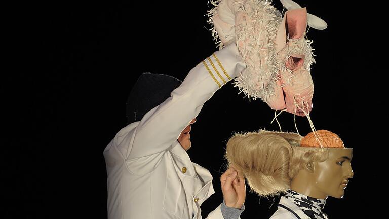 Die Schachnovelle bei den Puppenspieltagen in Schweinfurt war mit dem Bremer Theater Cipolla einer der Höhepunkte.