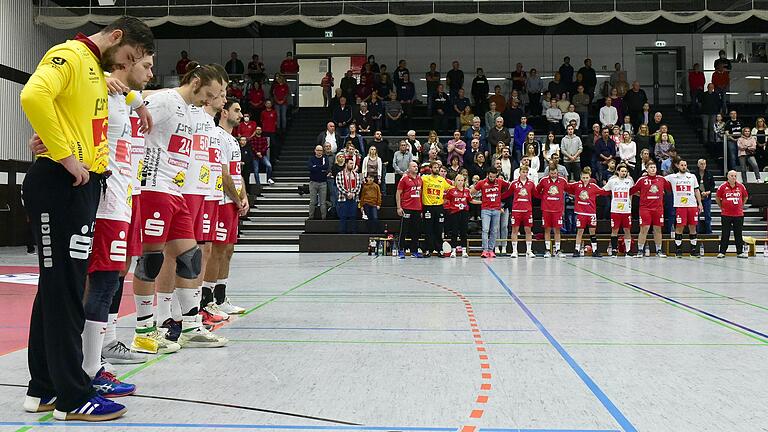 Im Vorfeld des Drittliga-Heimspiels gegen die HSG Rodgau Nieder-Roden gedachten Spieler und Fans des HSC Bad Neustadt dem verstorbenen Gründungsvorsitzenden Sepp Schmitt.