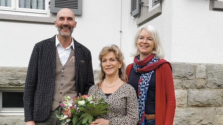 Abschied nach 44 Jahren: Ursula Härder (Mitte) wurde von den Schulräten Karl-Heinz Deublein und Inga Palma in den Ruhestand entlassen.