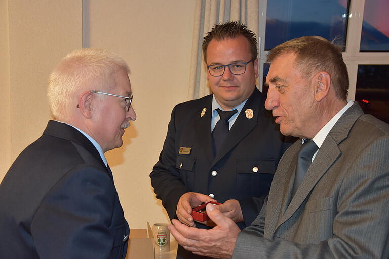 Seit 40 Jahren ist Reiner Schneider (links) als Feuerwehrmann aktiv, bei teils dramatischen Einsätzen. Dafür dankte stellvertretender Landrat Oskar Ebert (rechts) und Kreisbrandmeister Bernhard Finger.