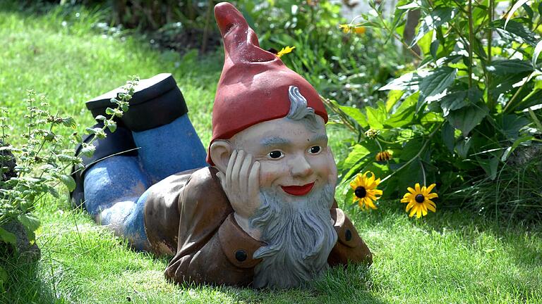 Schön mag es jenseits des Gartenzauns sein, mag dieser Gartenzwerg (Symbolfoto) denken. Doch Grenze ist Grenze, was allerdings einige Hausbesitzer in Haßfurts Westen nicht so recht respektiert haben, weswegen es jetzt Ärger gibt. Schön mag es jenseits des Gartenzauns sein, mag dieser Gartenzwerg (Symbolfoto) denken. Doch Grenze ist Grenze, was allerdings einige Hausbesitzer in Haßfurts Westen nicht so recht respektiert haben, weswegen es jetzt Ärger gibt.