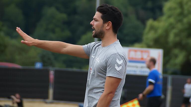 Für Trainer Victor Kleinhenz (im Bild) ist auch in seiner zweiten Saison in Aubstadt der Klassenerhalt das primäre Ziel.