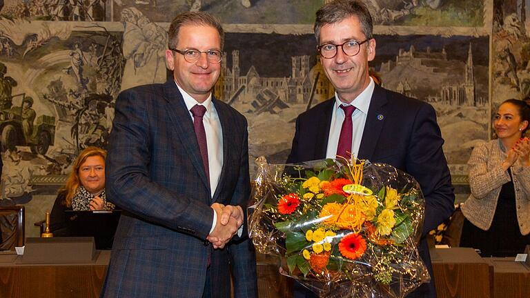 Würzburgs OB Christian Schuchardt (rechts) gratuliert dem im Amt bestätigten Baureferenten Benjamin Schneider zur Wiederwahl.