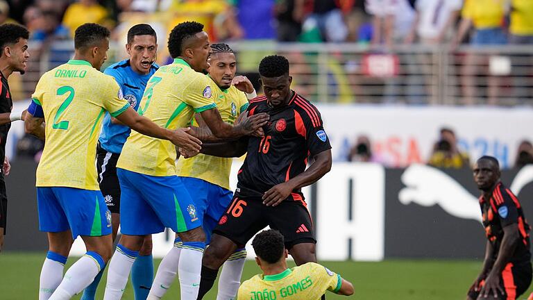 Copa América: Brasilien - Kolumbien       -  In einem hitzigen Spiel konnte sich keine der beiden Mannschaften durchsetzen.