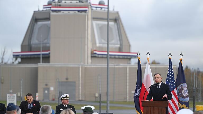 Eröffnung amerikanischen Raketenabwehrsystems in Polen       -  Polens Präsident Andrzej Duda spricht bei der Eröffnung der US-Raketenabwehrbasis in Redzikowo. (Foto aktuell)