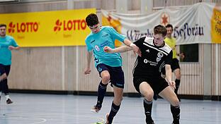 Till Kumpf (links) und die SG Mellrichstadt/Frickenhausen gehen als Titelverteidiger in die Rhöner Futsal-Kreismeisterschaft am Samstag in Hammelburg.       -  Till Kumpf (links) und die SG Mellrichstadt/Frickenhausen gehen als Titelverteidiger in die Rhöner Futsal-Kreismeisterschaft am Samstag in Hammelburg.