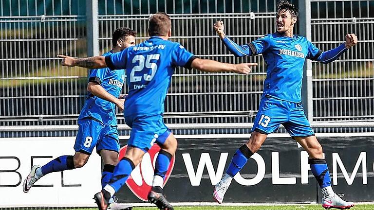 Fußball, Bayernliga, Würzburger FV - SpVgg Ansbach       -  Auf vier Tore hat es Stürmer Cristian Alexandru Dan (rechts) in dieser Saison bisher gebracht. Hier bejubelt er gemeinsam mit (von links) Adrian Istrefi und Wojtek Droszcz seinen Treffer beim 1:1 gegen die SpVgg Ansbach.