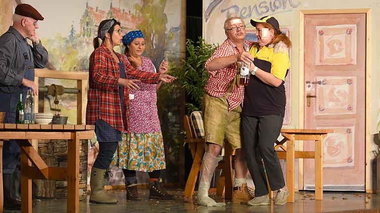 „Alles bestens geregelt!“ bei der Theatergruppe Reichenberg (von links) Werner Hemrich, Mariam Oßwald, Karin Brodwolf, Wolfgang Zoglmann und Elke Rose.