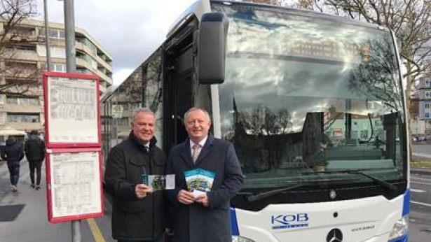 Nahverkehrsbeauftragter Michael Schäder (links) und Landrat Thomas Bold präsentieren die neuen Fahrpläne.  Foto: Melanie Hofmann       -  Nahverkehrsbeauftragter Michael Schäder (links) und Landrat Thomas Bold präsentieren die neuen Fahrpläne.  Foto: Melanie Hofmann