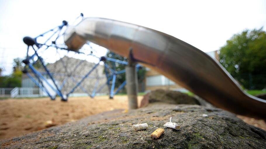 Auf städtischen Spielplätzen in Bad Kissingen finden sich regelmäßig Zigarettenkippen, obwohl im Freistaat das Rauchen auch auf Spielplätzen seit 2010 verboten ist. Die Kippen im Bild haben wir für das Foto hingelegt. Es war aber ein Leichtes, sie und noch weitere mehr auf dem städtischen Spielplatz am Hallenbad zu finden.  Foto: Siegfried Farkas       -  Auf städtischen Spielplätzen in Bad Kissingen finden sich regelmäßig Zigarettenkippen, obwohl im Freistaat das Rauchen auch auf Spielplätzen seit 2010 verboten ist. Die Kippen im Bild haben wir für das Foto hingelegt. Es war aber ein Leichtes, sie und noch weitere mehr auf dem städtischen Spielplatz am Hallenbad zu finden.  Foto: Siegfried Farkas