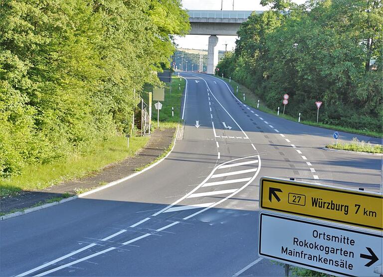 Die Linksabbiegespur - fotografiert aus entgegengesetzter Richtung. Die Linksabbiegespur - fotografiert aus entgegengesetzter Richtung.