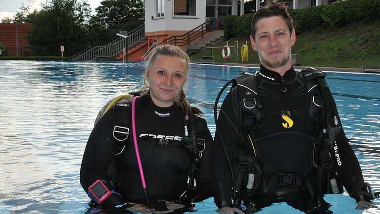 Carola Edelmann und Thimo Dehn haben in Happertshausen die Tauchschule 'Emocean' eröffnet. Der praktische Unterricht findet im Schwimmbad in Altenstein statt.