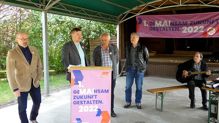 Zum Abschluss der DGB-Maikundgebung in Sand wurde nach alter Tradition das Gewerkschaftslied 'Brüder zur Sonne, zur Freiheit' gesungen. Das Bild zeigt (von links) Frank Firsching, Sandy Koppitz, Helmut Buld, Thomas Dietzel und Winfried Schütz.